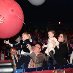 Jacques y Gabriella de Mónaco disfrutando de un espectáculo de circo