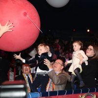 Jacques y Gabriella de Mónaco disfrutando de un espectáculo de circo