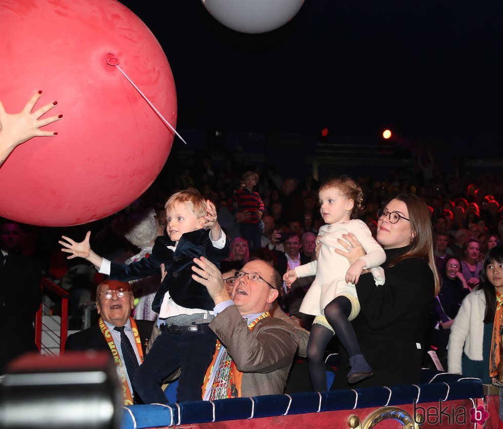 Jacques y Gabriella de Mónaco disfrutando de un espectáculo de circo