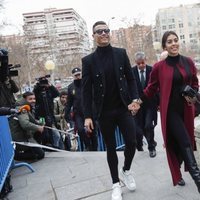 Cristiano Ronaldo de la mano de Georgina Rodríguez llegando a la Audiencia Provincial de Madrid