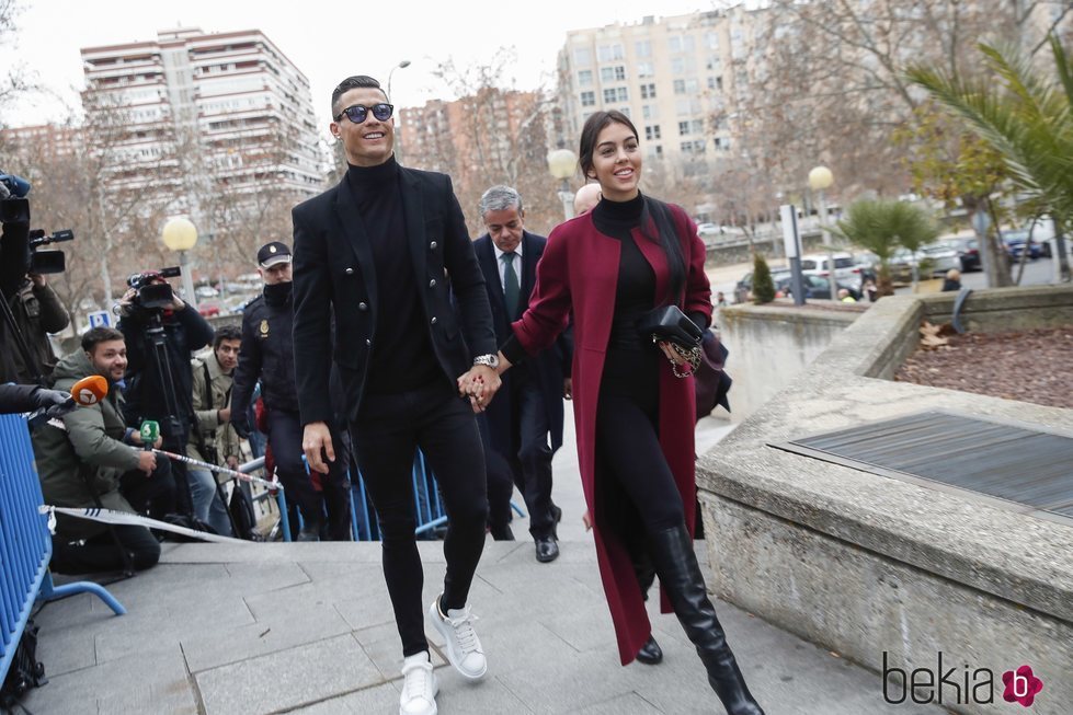 Cristiano Ronaldo de la mano de Georgina Rodríguez llegando a la Audiencia Provincial de Madrid