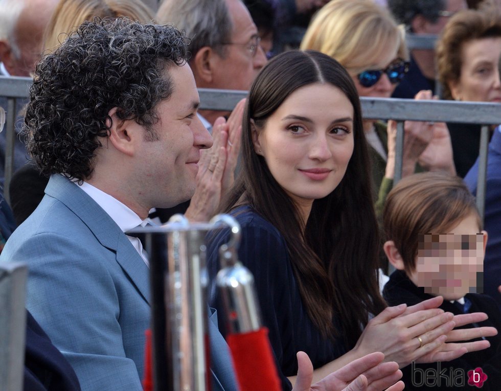 María Valverde con Gustavo Dudamel en el Paseo de la Fama