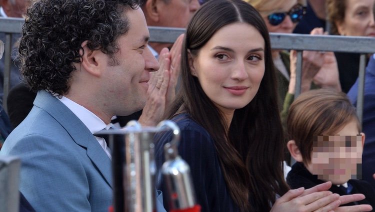 María Valverde con Gustavo Dudamel en el Paseo de la Fama