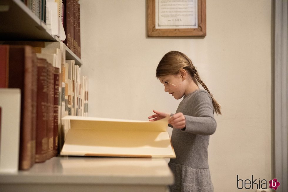 Estela de Suecia leyendo un libro en la Biblioteca Bernadotte