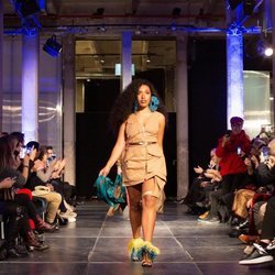 Luna, hija de Rossy de Palma, desfilando para Eduardo Navarrete en la MBFW Madrid 2019