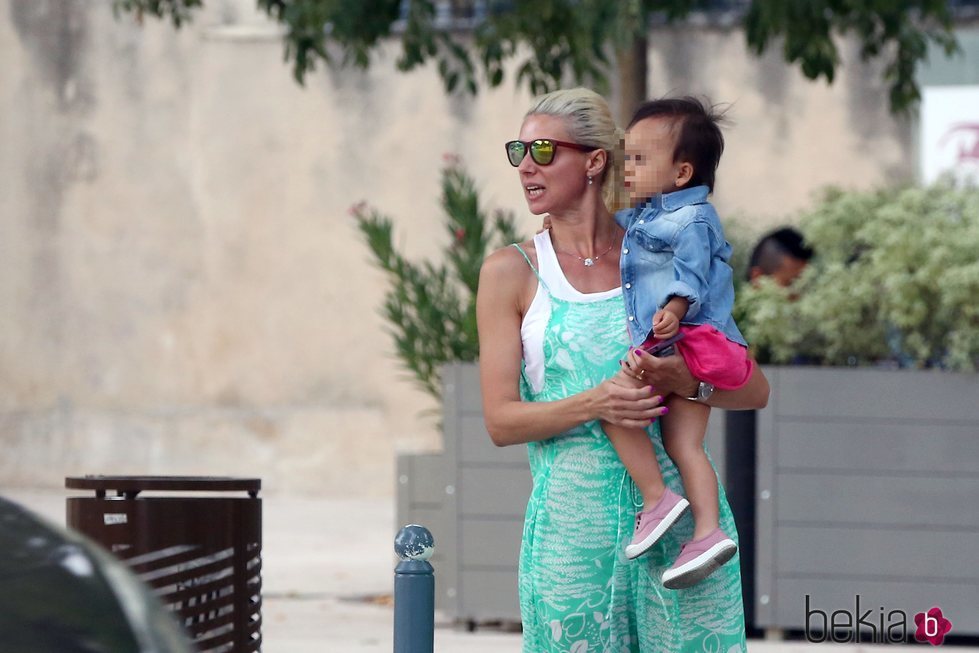 Anne Igartiburu con su hija