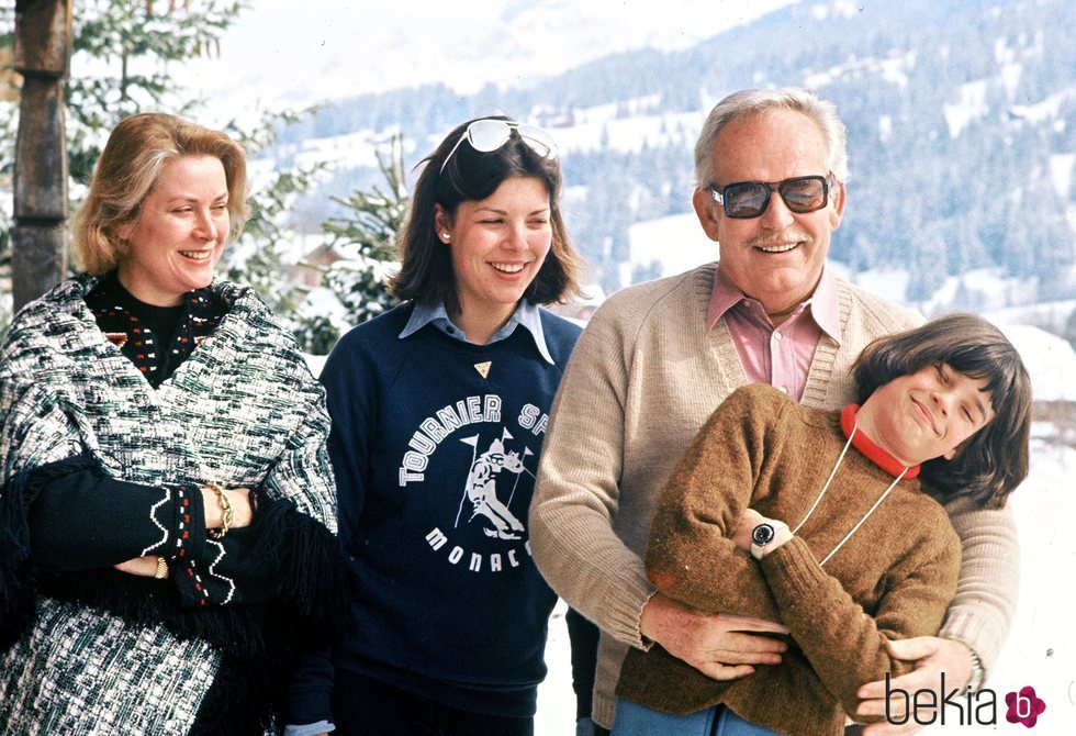 Grace, Carolina, Rainiero y Estefanía de Mónaco durante unas vacaciones en Gstaad