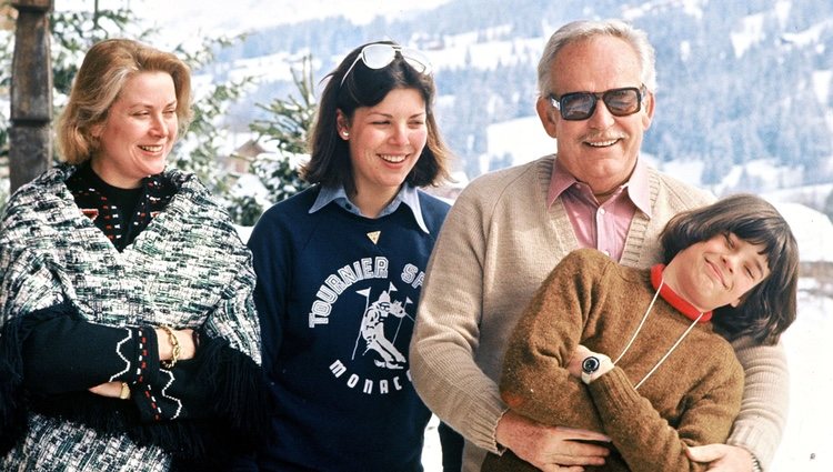 Grace, Carolina, Rainiero y Estefanía de Mónaco durante unas vacaciones en Gstaad