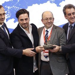 David Bustamante con el Alcalde de San Vicente de la Barquera entre otros en FITUR 2019