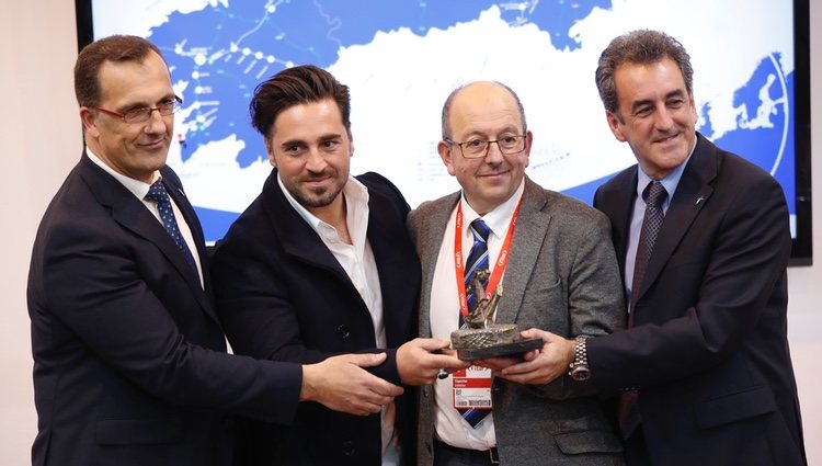 David Bustamante con el Alcalde de San Vicente de la Barquera entre otros en FITUR 2019