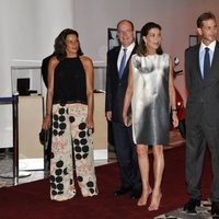 Estefanía, Alberto y Carolina de Mónaco junto a Andrea Casiraghi y Tatiana Santo Domingo en la gala Fight AIDS 2015