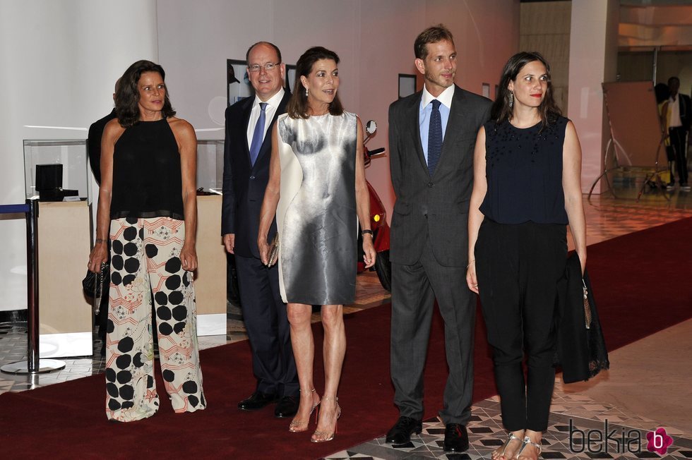 Estefanía, Alberto y Carolina de Mónaco junto a Andrea Casiraghi y Tatiana Santo Domingo en la gala Fight AIDS 2015