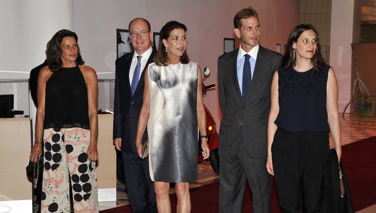 Estefanía, Alberto y Carolina de Mónaco junto a Andrea Casiraghi y Tatiana Santo Domingo en la gala Fight AIDS 2015