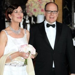 Alberto II y la Princesa Carolina de MÃ³naco presidiendo el Baile de la Rosa 2015