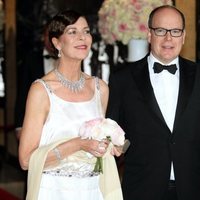 Alberto II y la Princesa Carolina de Mónaco presidiendo el Baile de la Rosa 2015