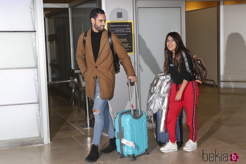 Chabelita Pantoja y Asraf Beno en el aeropuerto tras su escapada romántica