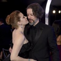 Amy Adams y Darren Le Gallo durante la gala de los SAG 2019