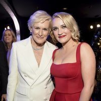 Glenn Close y Emily Osment durante la gala de los SAG 2019