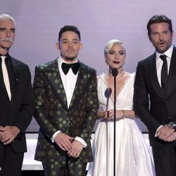 Sam Elliott, Anthony Ramos, Lady Gaga y Bradley Cooper durante la gala de los SAG 2019