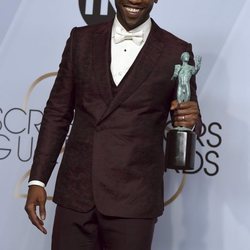 Mahershala Ali con su premio SAG 2019