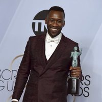 Mahershala Ali con su premio SAG 2019