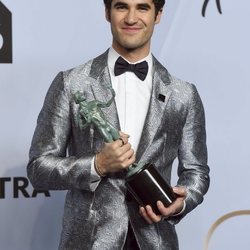 Darren Criss con su premio SAG 2019