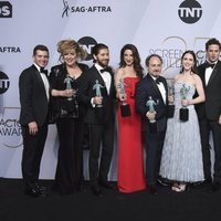 El elenco de 'The Marvelous Mrs. Maisel' con los premios SAG 2019