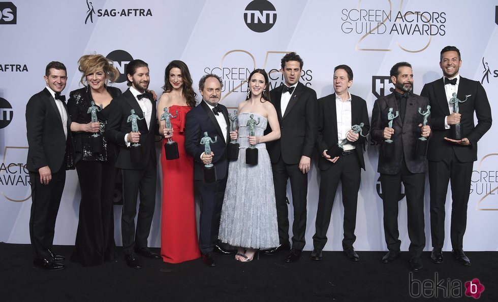 El elenco de 'The Marvelous Mrs. Maisel' con los premios SAG 2019