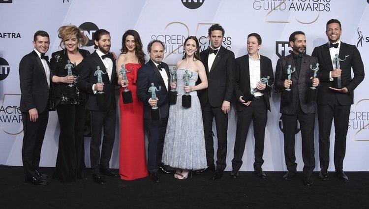 El elenco de 'The Marvelous Mrs. Maisel' con los premios SAG 2019