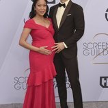 Harry Shum Jr. y Shelby Rabara en los SAG 2019