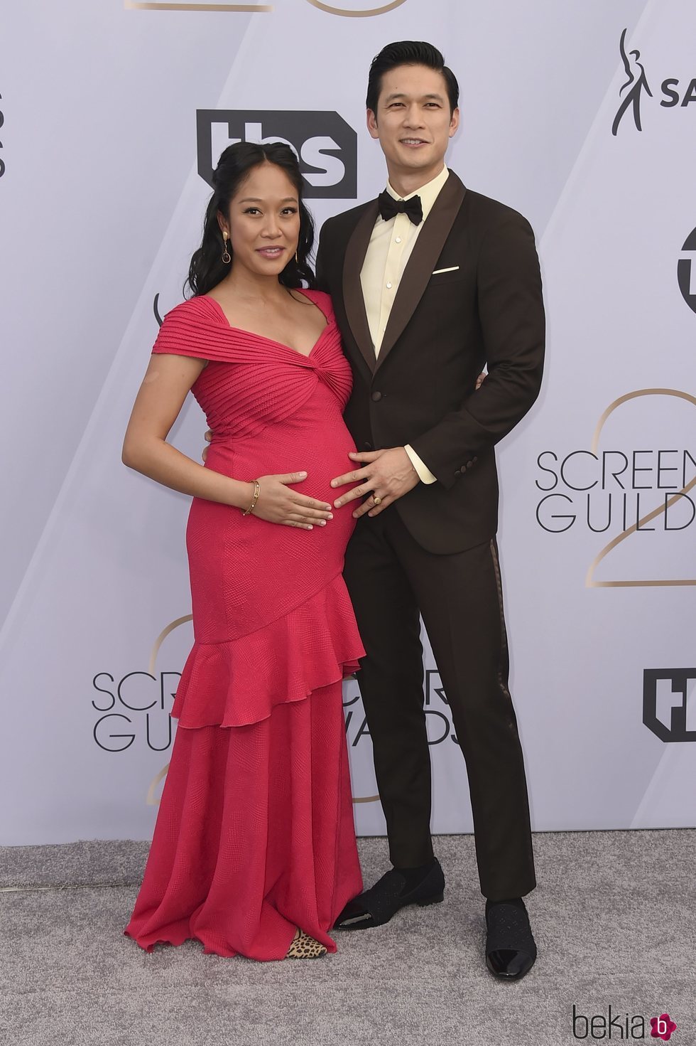 Harry Shum Jr. y Shelby Rabara en los SAG 2019