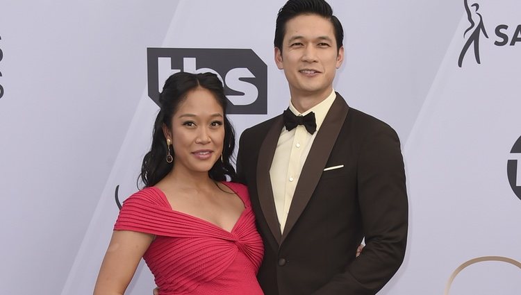 Harry Shum Jr. y Shelby Rabara en los SAG 2019