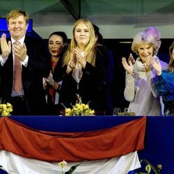 Guillermo Alejandro y Amalia de Holanda con Irene de Holanda y Margarita de Borbón-Parma en el Concurso de Saltos de Amsterdam