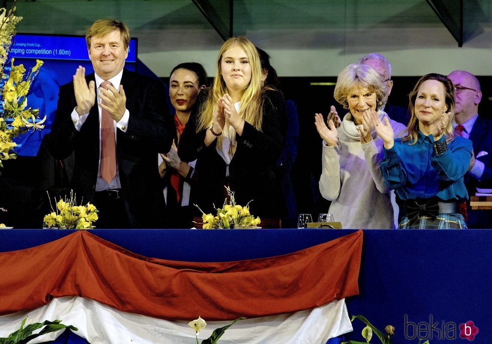 Guillermo Alejandro y Amalia de Holanda con Irene de Holanda y Margarita de Borbón-Parma en el Concurso de Saltos de Amsterdam