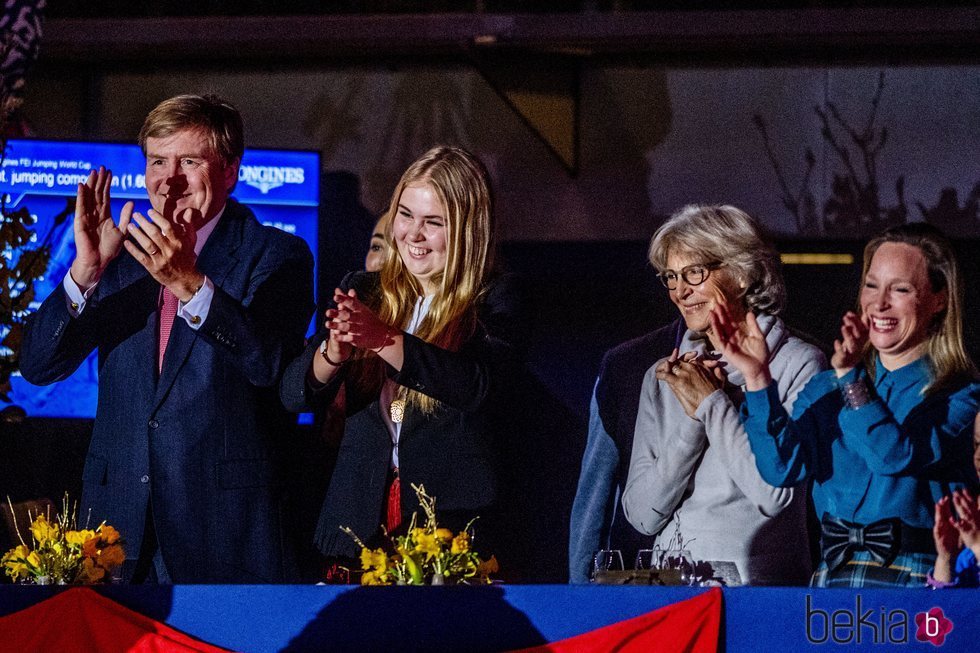 Guillermo Alejandro de Holanda, Amalia de Holanda, Irene de Holanda y Margarita de Borbón-Parma en el Concurso de Saltos de Amsterdam