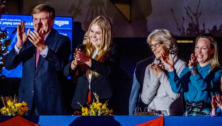 Guillermo Alejandro de Holanda, Amalia de Holanda, Irene de Holanda y Margarita de Borbón-Parma en el Concurso de Saltos de Amsterdam