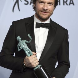 Jason Bateman con su premio SAG 2019