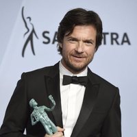 Jason Bateman con su premio SAG 2019