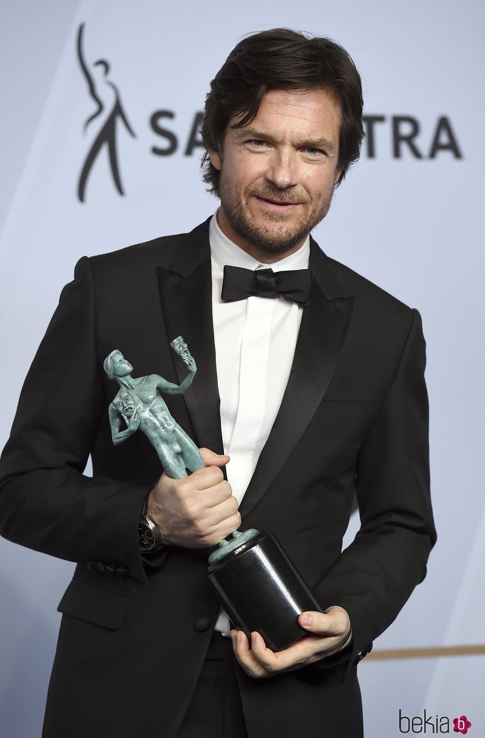 Jason Bateman con su premio SAG 2019