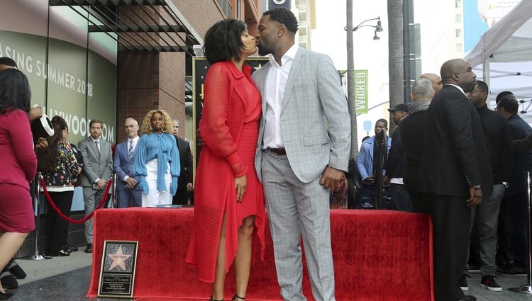 Taraji P. Henson y Kelvin Hayden besándose