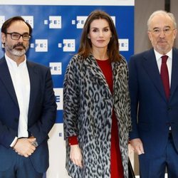 La Reina Letizia con Fernando Garea y Santiago Muñoz antes de la reunión Consejo Asesor de la Fundeú