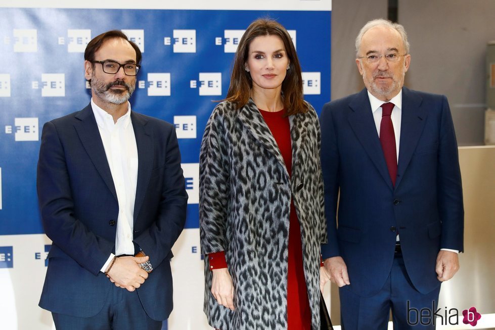 La Reina Letizia con Fernando Garea y Santiago Muñoz antes de la reunión Consejo Asesor de la Fundeú