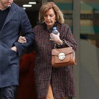 María Teresa Campos saliendo de una revisión médica rutinaria