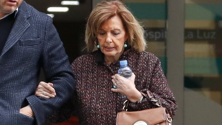 María Teresa Campos saliendo de una revisión médica rutinaria