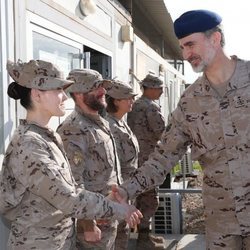 Felipe VI saludando a una soldado durante su visita a las tropas españolas en Irak