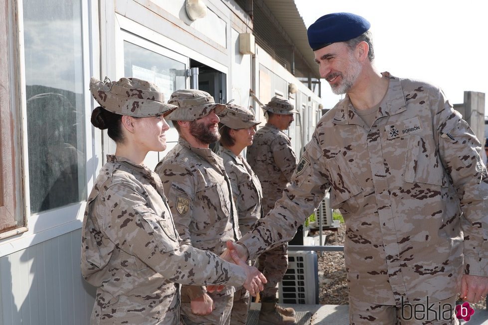 Felipe VI saludando a una soldado durante su visita a las tropas españolas en Irak