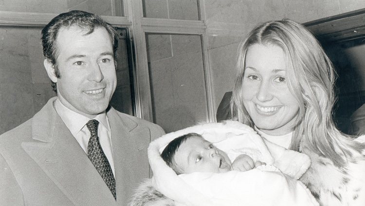 Alfonso de Borbón y Carmen Martínez-Bordiú con su hijo Francisco de Asís