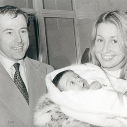 Alfonso de Borbón y Carmen Martínez-Bordiú con su hijo Francisco de Asís