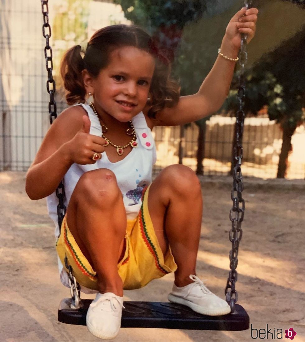 Rosalía cuando era una niña posando muy presumida