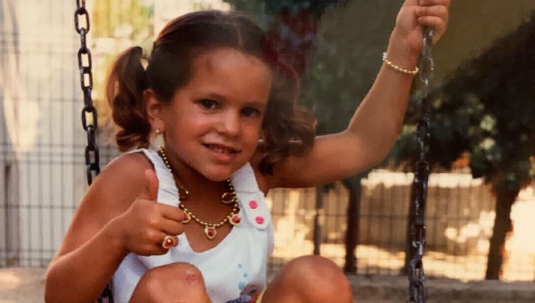 Rosalía cuando era una niña posando muy presumida